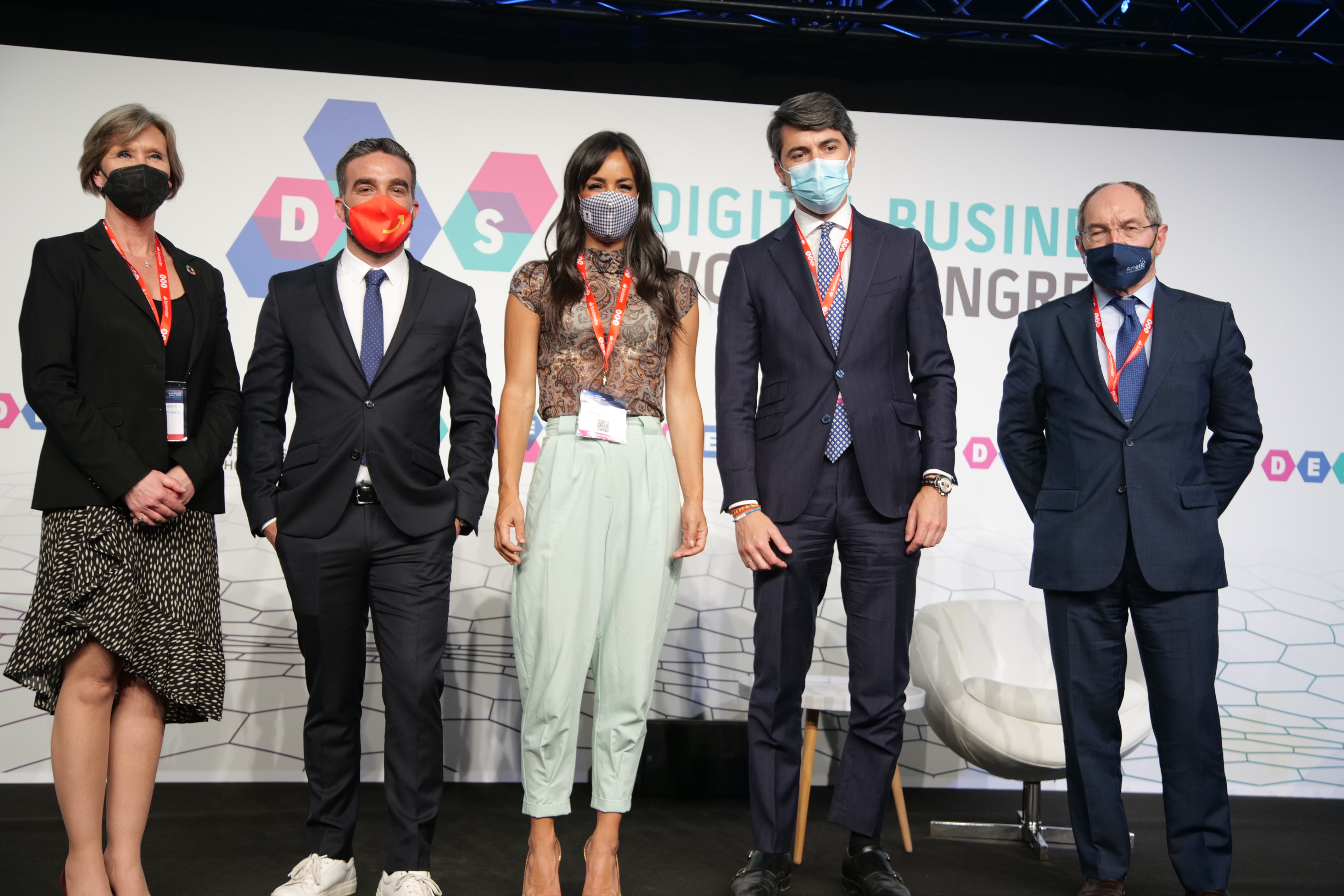 La vicealcaldesa en el escenario junto a cuatro ponentes que han participado en el acto inaugural celebrado este mediod&iacute;a